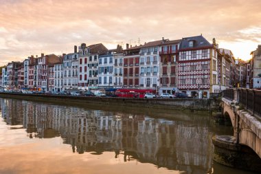 Süngü, Fransa. 5 Ekim 2020: Geleneksel renkli cepheleriyle Bayonne Ortaçağ şehri manzarası