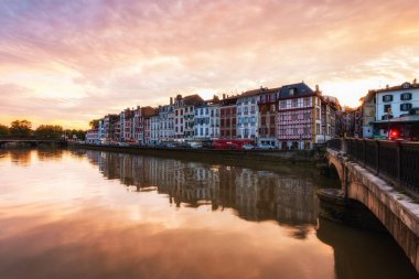 Süngü, Fransa. 5 Ekim 2020: Geleneksel renkli cepheleriyle Bayonne Ortaçağ şehri manzarası