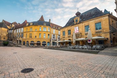 Sarlat la caneda, Fransa. 9 Ekim 2020: Sarlat la Caneda 'nın eski şehri, Fransa