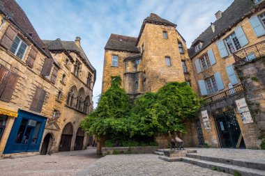 Sarlat la caneda, Fransa. 9 Ekim 2020: Sarlat la Caneda 'nın eski şehri, Fransa
