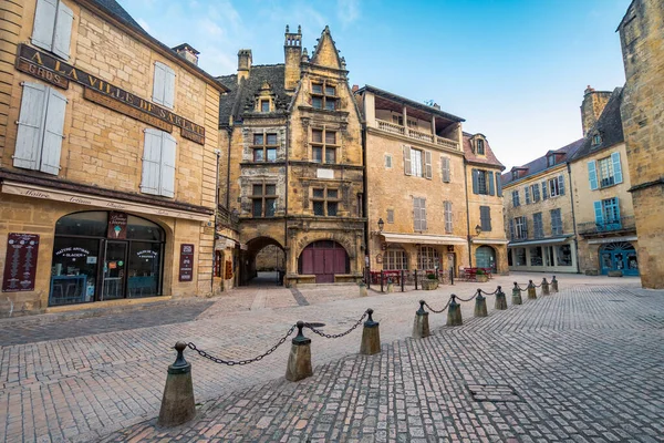 Sarlat la caneda, Fransa. 9 Ekim 2020: Sarlat la Caneda 'nın eski şehri, Fransa