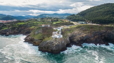 Santa Katalina deniz fenerinin hava manzarası, Bask bölgesi.