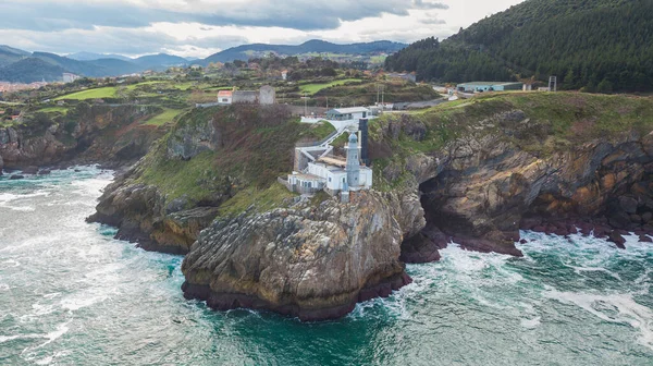 Santa Katalina deniz fenerinin hava manzarası, Bask bölgesi.