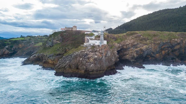 Santa Katalina deniz fenerinin hava manzarası, Bask bölgesi.