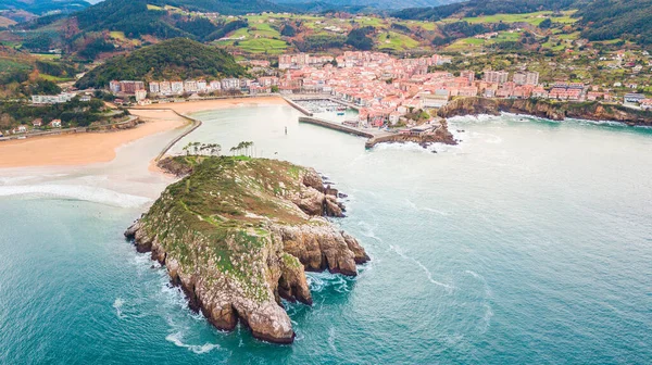 Bask bölgesindeki Lekeitio balıkçı kasabasının hava manzarası.