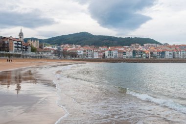 Lekeitio, İspanya. 12 Aralık 2020: Lekeitio balıkçı kasabası, Bask bölgesi manzarası