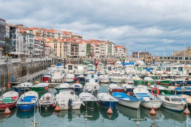 Lekeitio, İspanya. 12 Aralık 2020: Lekeitio balıkçı kasabası, Bask bölgesi manzarası