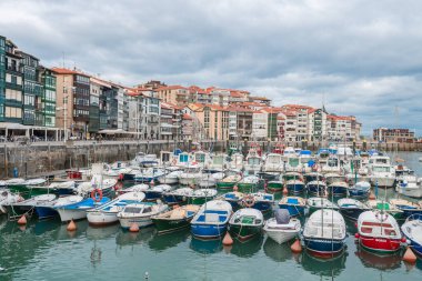 Lekeitio, İspanya. 12 Aralık 2020: Lekeitio balıkçı kasabası, Bask bölgesi manzarası