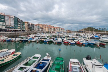 Lekeitio, İspanya. 12 Aralık 2020: Lekeitio balıkçı kasabası, Bask bölgesi manzarası