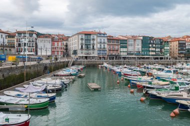 Lekeitio, İspanya. 12 Aralık 2020: Lekeitio balıkçı kasabası, Bask bölgesi manzarası