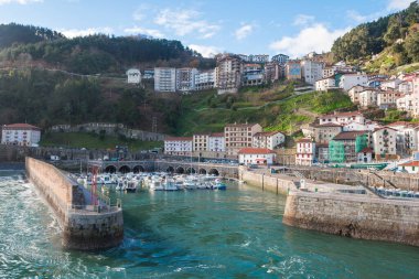 Lekeitio, İspanya. 12 Aralık 2020: Lekeitio balıkçı kasabası, Bask bölgesi manzarası