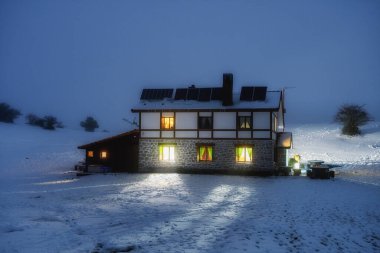 Kış mevsiminde Gorbea doğal parkına izole edilmiş bir sığınak.