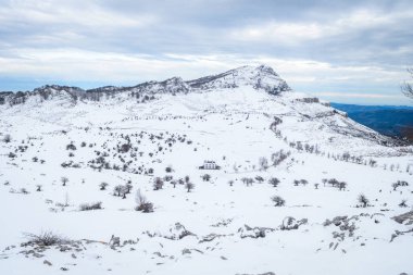 Gorbea doğal parkının kış mevsiminde, Bask ülkesinde manzarası