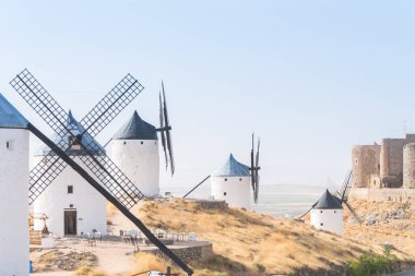 İspanya 'da geleneksel İspanyol yel değirmenleri