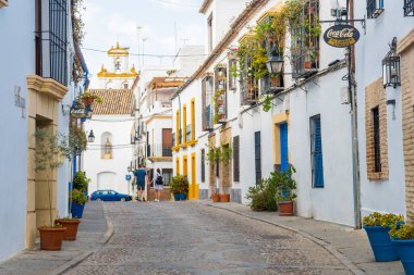 Cordoba, İspanya. 14 Ağustos 2020: İspanya, Cordoba şehrinin renkli sokaklarının manzarası