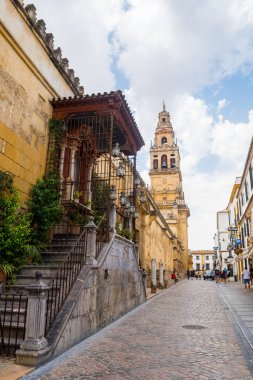 Cordoba, İspanya. 14 Ağustos 2020: İspanya, Cordoba şehrinin renkli sokaklarının manzarası