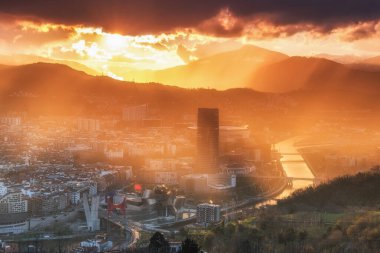 İspanya Bilbao 'da gün batımı ile dolu inanılmaz bir gün batımı.