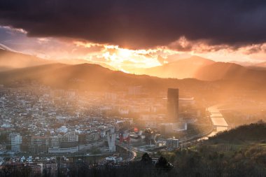 İspanya Bilbao 'da gün batımı ile dolu inanılmaz bir gün batımı.