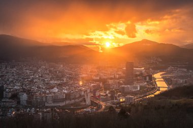İspanya Bilbao 'da gün batımı ile dolu inanılmaz bir gün batımı.