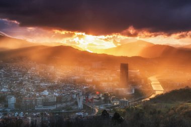 İspanya Bilbao 'da gün batımı ile dolu inanılmaz bir gün batımı.