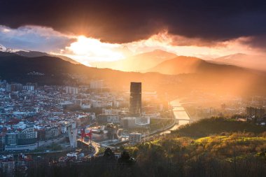 İspanya Bilbao 'da gün batımı ile dolu inanılmaz bir gün batımı.