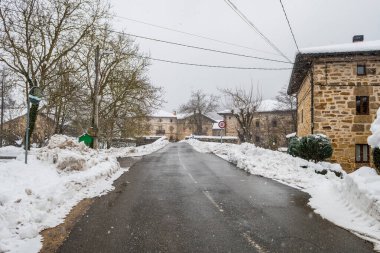 İspanya 'nın Bask bölgesindeki dağ kasabası manzarası