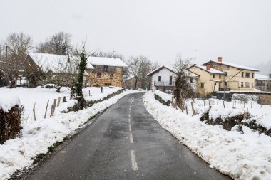 İspanya 'nın Bask bölgesindeki dağ kasabası manzarası