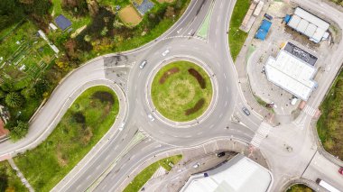 Boş döner kavşağın havadan görünüşü