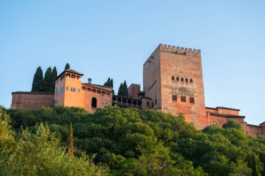 Ondarroa, İspanya. 4 Nisan 2021: Bask bölgesinde renkli bir balıkçı kasabası.