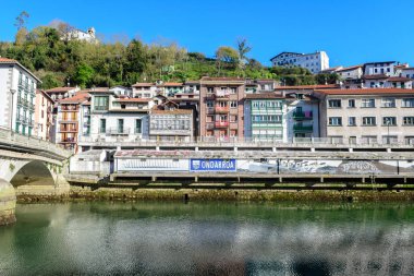 Ondarroa, İspanya. 4 Nisan 2021: Bask bölgesinde renkli bir balıkçı kasabası.