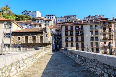 Ondarroa, İspanya. 4 Nisan 2021: Bask bölgesinde renkli bir balıkçı kasabası.