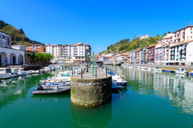 Ondarroa, İspanya. 4 Nisan 2021: Bask bölgesinde renkli bir balıkçı kasabası.