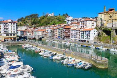 Ondarroa, İspanya. 4 Nisan 2021: Bask bölgesinde renkli bir balıkçı kasabası.