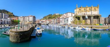 Ondarroa, İspanya. 4 Nisan 2021: Bask bölgesinde renkli bir balıkçı kasabası.