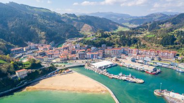 İspanya 'daki Ondarroa balıkçı kasabasının hava manzarası