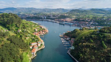 İspanya 'nın Bask bölgesindeki Pasaia Körfezi' nin havadan görünüşü