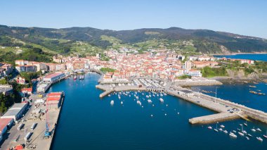 İspanya 'nın Bask bölgesindeki Mundaka balıkçı kasabası manzarası