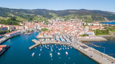 İspanya 'nın Bask bölgesindeki Mundaka balıkçı kasabası manzarası