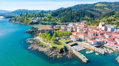 İspanya 'nın Bask bölgesindeki Mundaka balıkçı kasabası manzarası