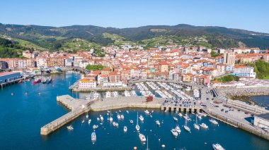 İspanya 'da Mundaka balıkçı kasabasının hava manzarası