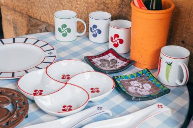 Hondarribia, İspanya. 14 Nisan 2021: Bask hediyelik eşya dükkanında Lauburu tasarımı el sanatları