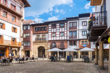 Hondarribia, İspanya. 4 Mayıs 2021: Hondarribia kasabasının renkli sokakları, İspanya