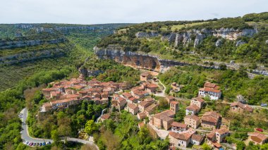 Burgos, İspanya 'daki Orbaneja del Castillo Ortaçağ kasabasının havadan görünüşü