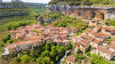 Burgos, İspanya 'daki Orbaneja del Castillo Ortaçağ kasabasının havadan görünüşü