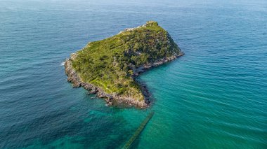 Issız adanın havadan görünüşü