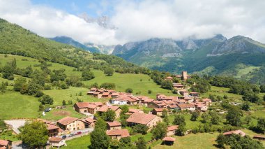 İspanya 'nın ortaçağ kasabasının havadan görünüşü