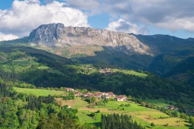 İspanya 'nın Bask bölgesindeki Orozko kırsalının havadan görünüşü