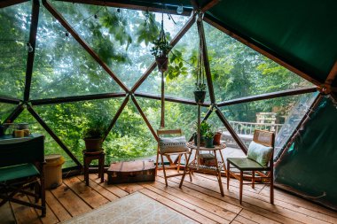 Gorbea, İspanya. 4 Temmuz 2021: Ormandaki bir kubbe çadırında.