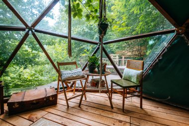 Gorbea, İspanya. 4 Temmuz 2021: Ormandaki bir kubbe çadırında.