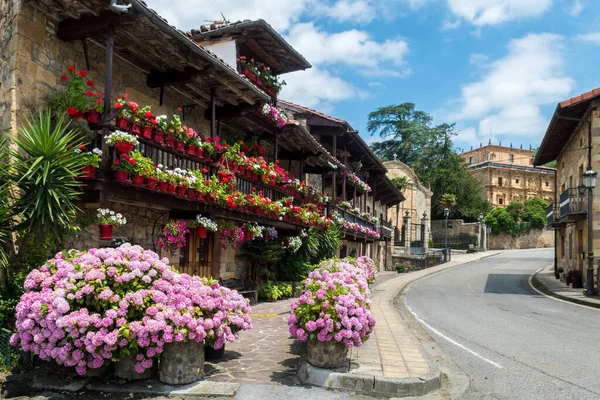 スペインのリエルガネス中世の町のカラフルな通り — ストック写真